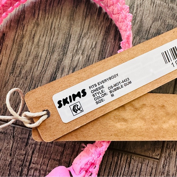 NWT Skims Fits Everybody Bubblegum Pink Onesie Medium - Picture 4 of 4